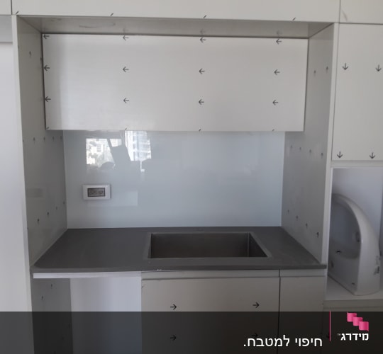 זכוכית שקופה על קיר מטבח עם השתקפות חלון